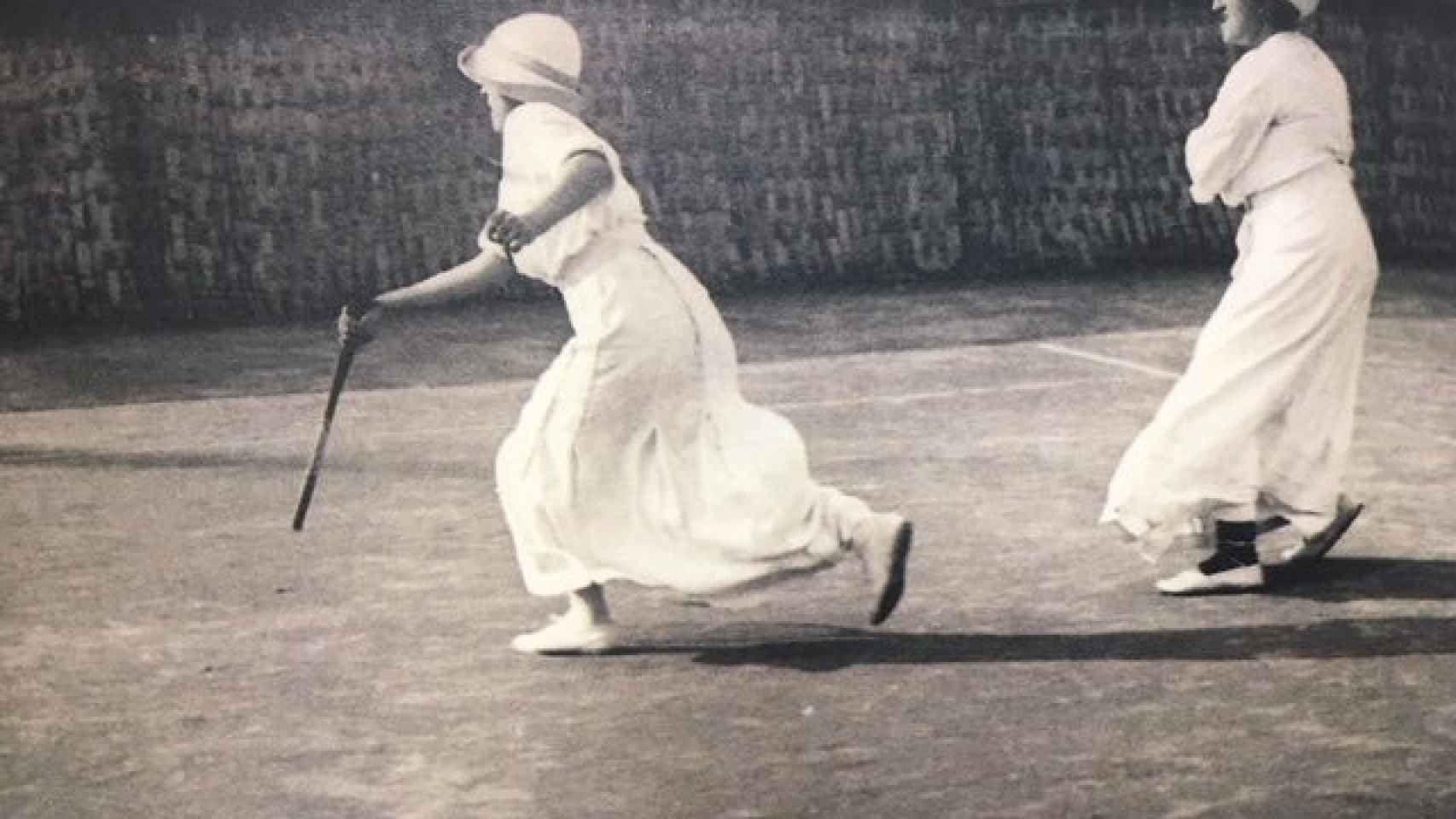 Dos socias del Club de Tenis Pompeia en los años 20 / POMPEIA
