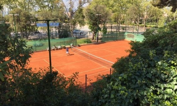 Pista de tierra batida en Club de Tenis Pompeia / AM