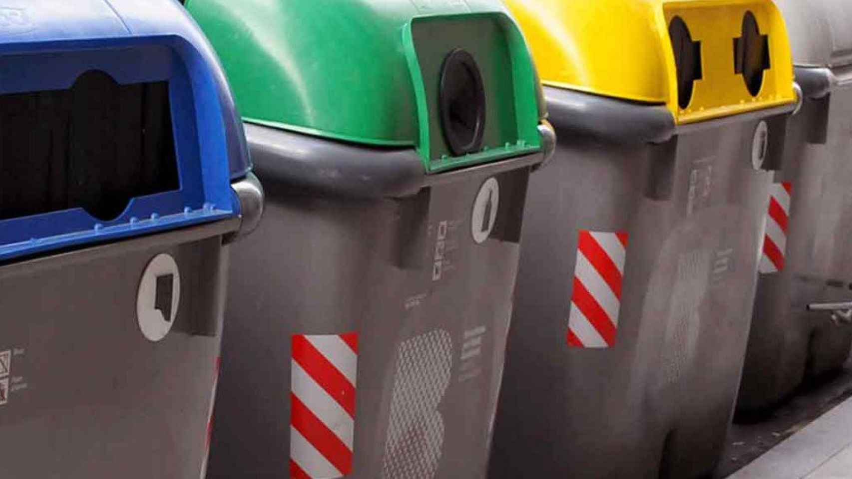 Los contenedores de reciclaje en Barcelona serán más bajos a partir de ahora / AMB