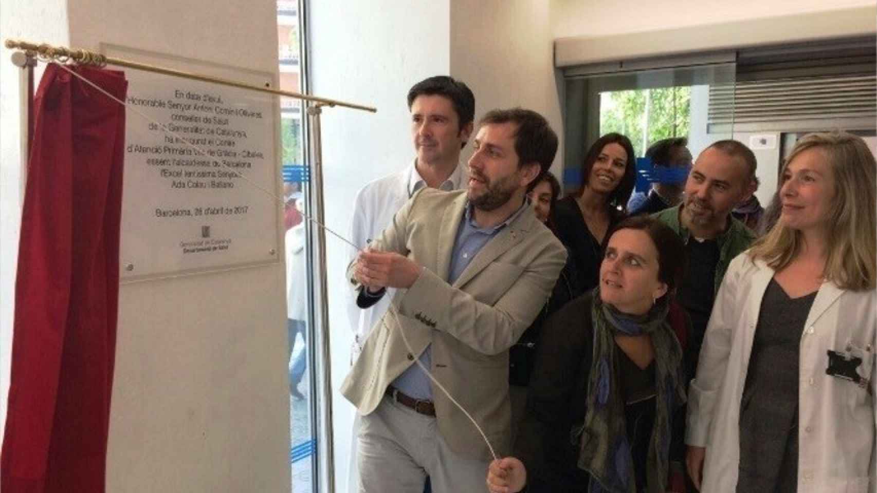 El conseller Toni Comín descubre la placa de la inauguración del centro sanitario / EP