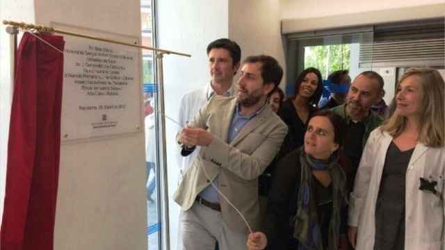 El conseller Toni Comín descubre la placa de la inauguración del centro sanitario / EP