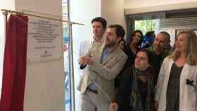 El conseller Toni Comín descubre la placa de la inauguración del centro sanitario / EP