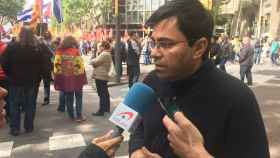 Gerardo Pisarello atiende a los medios en la manifestación del 1 de Mayo / EP