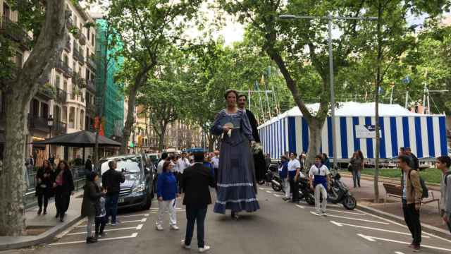 Los 'gegants' de Gràcia encabezan la comitiva de la inauguración del bicentenario de la Festa Major de Gràcia / XFDC