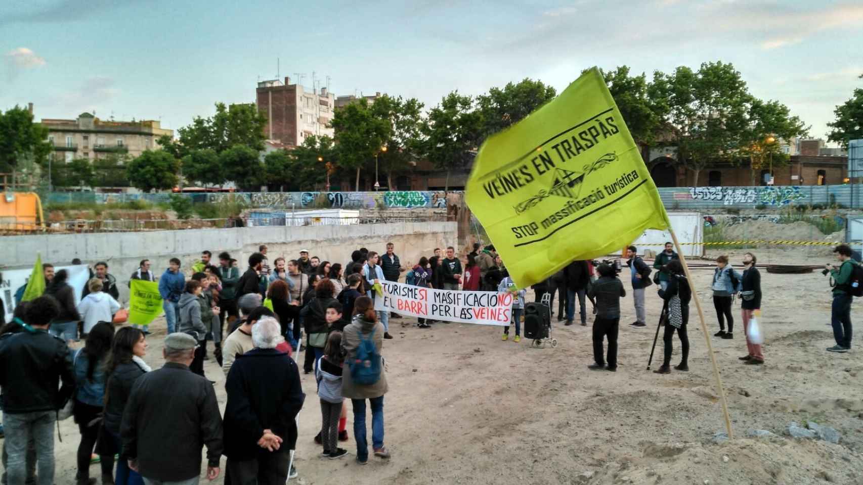 Los manifestantes del Poblenou ocuparon un solar donde se están construyendo dos hoteles / TWITTER / @EnsPlantemP9