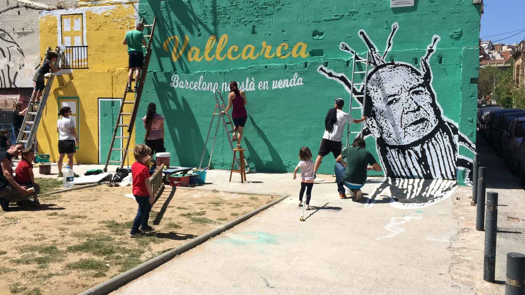 Vecinos de Vallcarca pintan un mural en la plaza Uri Caballero de Vallcarca / XFDC