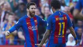 Neymar y Leo Messi celebran tras marcar uno de los goles ante el Villarreal / EFE