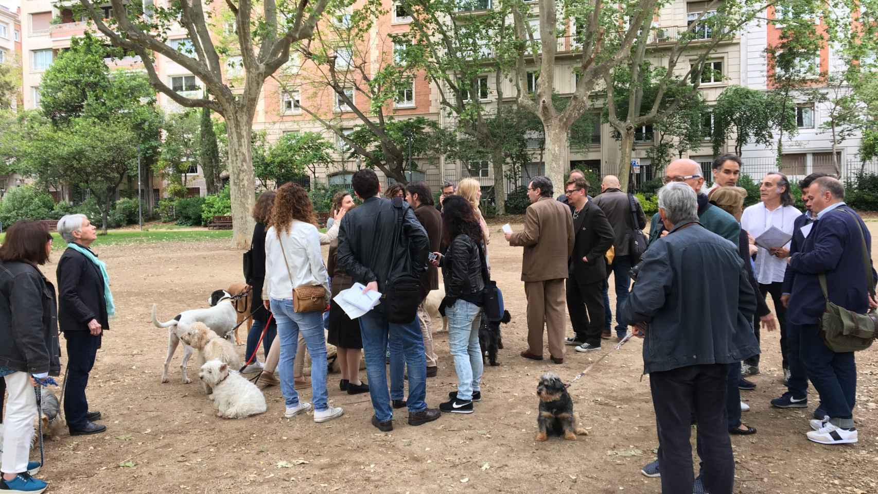 Vecinos y periodistas conversan con el concejal de Sarrià Sant Gervasi, Daniel Mòdol, en el Turó Park / XFDC