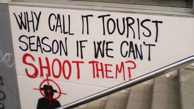 Pintada en la que se lee: “¿Por qué la llaman temporada turística si no les podemos disparar?” / @LaFusteria