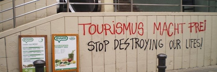 Una de las pintadas contra turistas aparecida en la Baixada de la Glòria / @LaFusteria