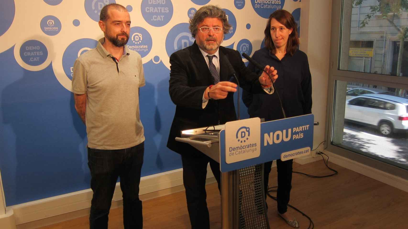 Antoni Castellà (centro) es el portavoz de Demòcrates, partido que se suma a organizar unas primarias independentistas para el Ayuntamiento de Barcelona / E.P.