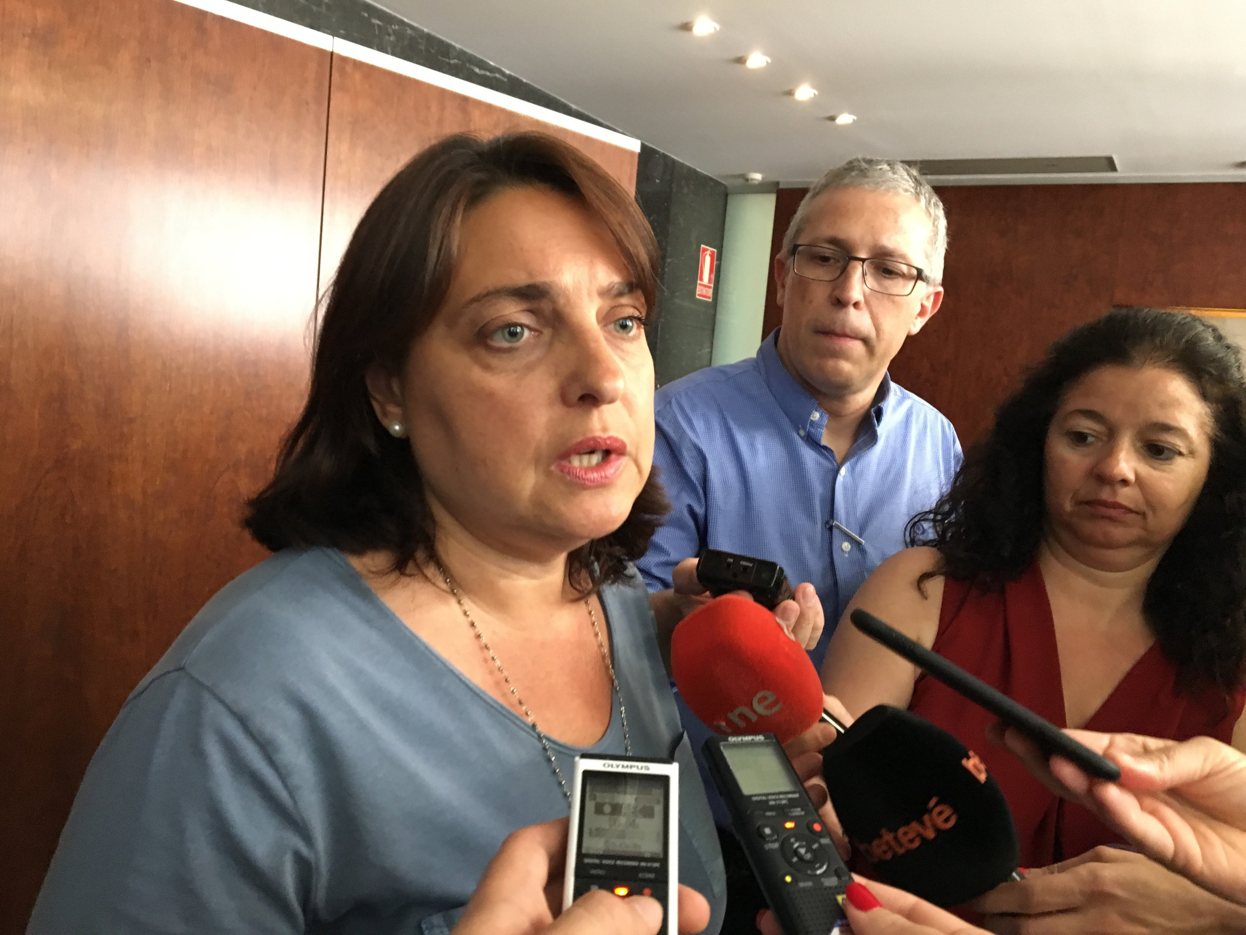 Sònia Recasens, del grupo Demòcrata, atiende a los medios tras haberse ido de la comisión de Economía y Hacienda / DGM
