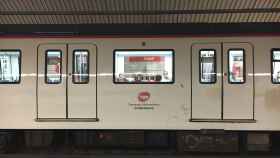 Vagón del metro de Barcelona en la estación de Urgell / MS