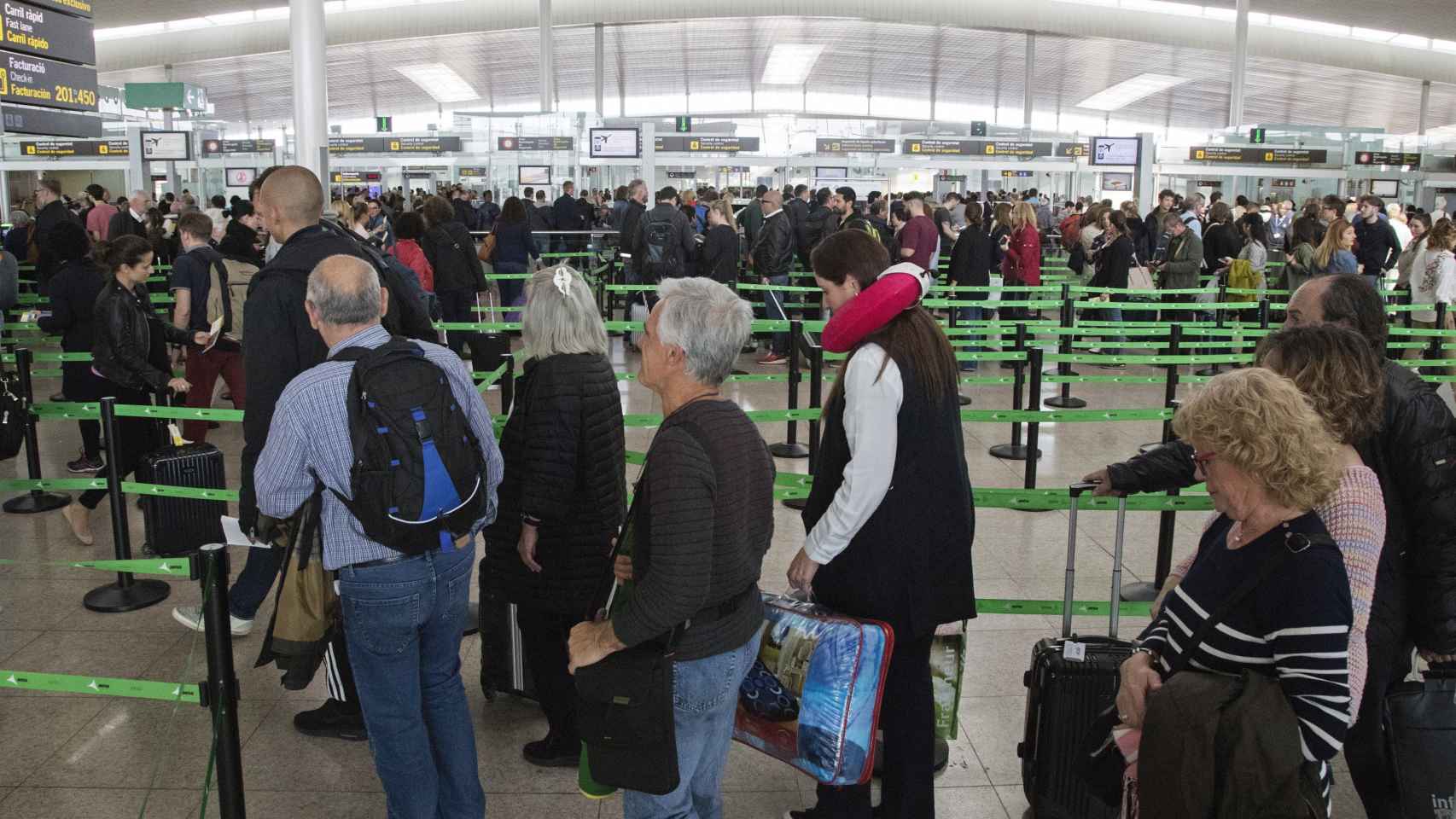 Colas en los controles de seguridad en el Aeropuerto de Barcelona / EFE