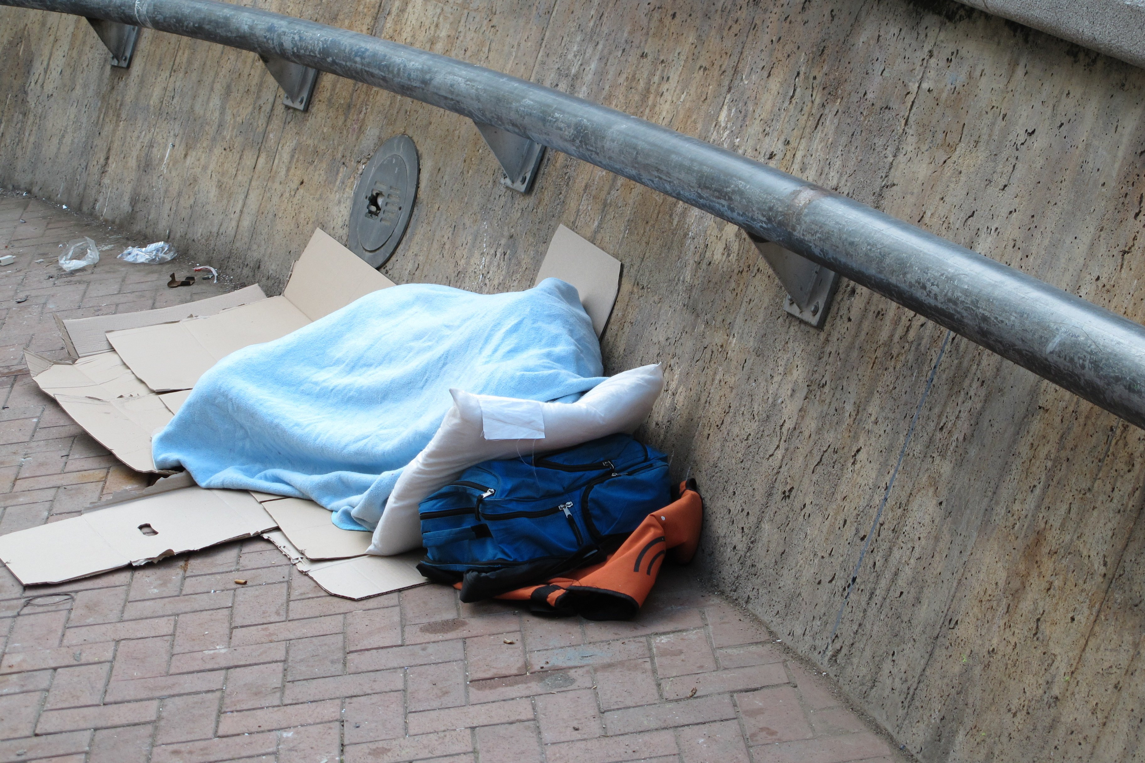 Una persona sin techo duerme en una calle / ARRELS FUNDACIÓ