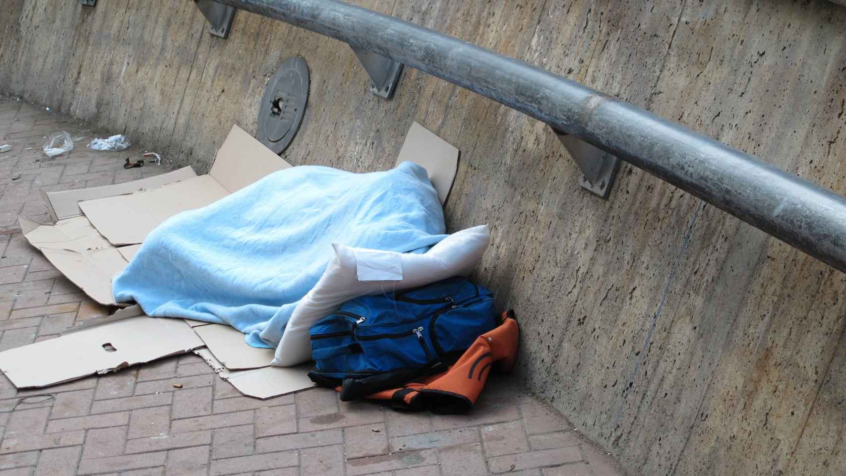 Una persona sin techo, un colectivo atendido por servicios sociales, duerme en una calle de Barcelona / FUNDACIÓ ARRELS