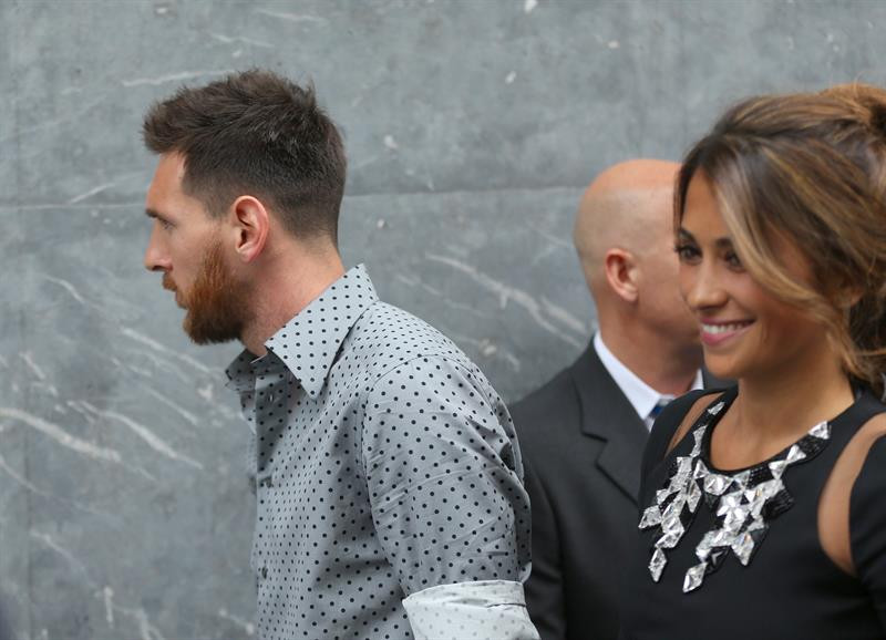Messi y su esposa Antonella durante la inauguración de la tienda / EFE/Alejandro García