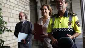 En la izquierda, Amadeu Recasens, acompañado por la alcaldesa Ada Colau y un mando de la Guardia Urbana : EFE