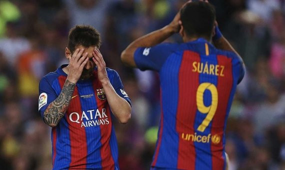 Leo Messi y Luis Suárez lamentándose