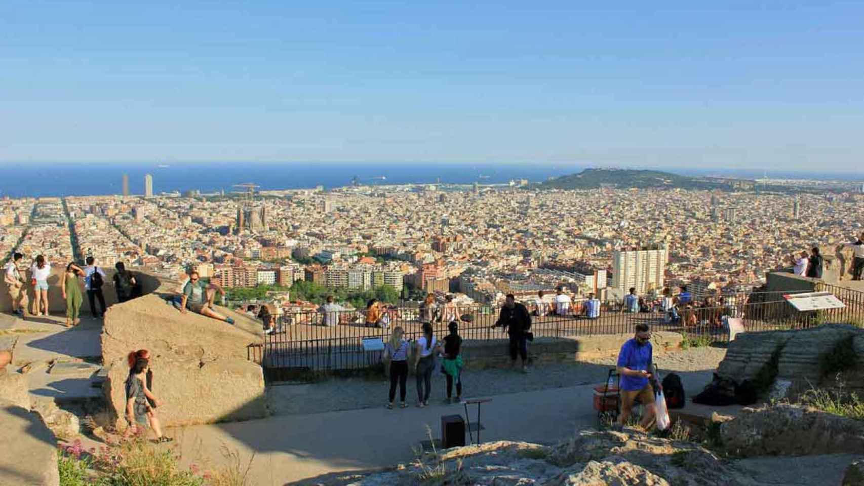 La vista de Barcelona desde el Turó de la Rovira lo ha llenado de turistas. / CR