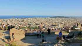 La vista de Barcelona desde el Turó de la Rovira lo ha llenado de turistas. / CR