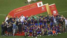 Los jugadores del Barça posando con el trofeo tras ganar al Alavés / EFE