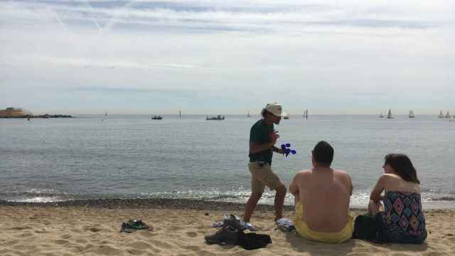 Educadores ambientales en la Barceloneta / MS