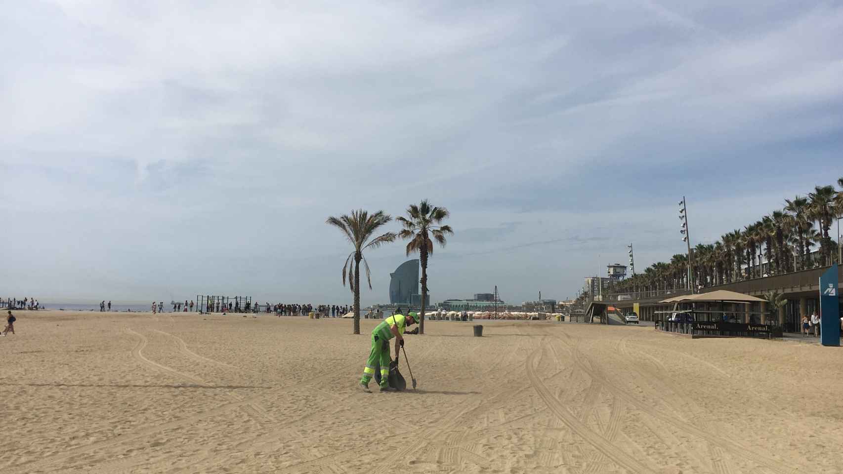 Limpieza en una playa de Barcelona / ARCHIVO