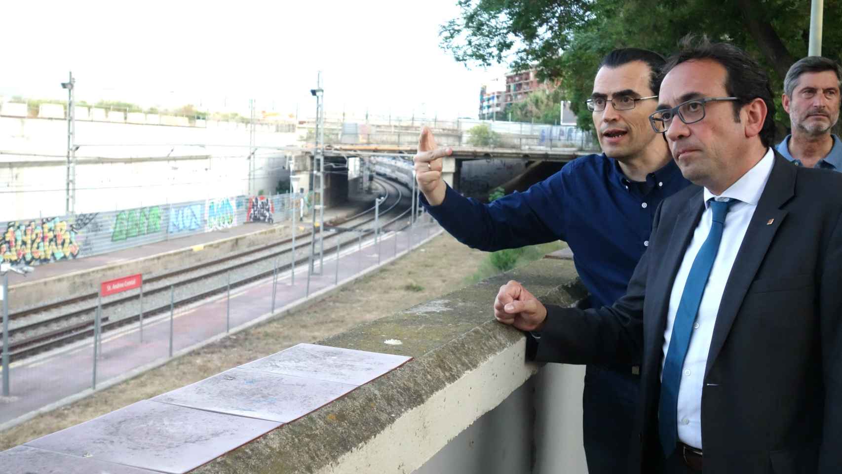 Pau Maduell de la AVV de Sant Andreu de Palomar le explica al conseller Josep Rull el estado de las obras  DGM