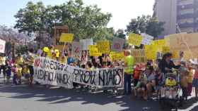 Las familias de los tres centros afectados protestan por la nueva ubicación de la Escola Entença