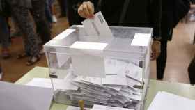 Una urna en un colegio electoral de Barcelona / EFE