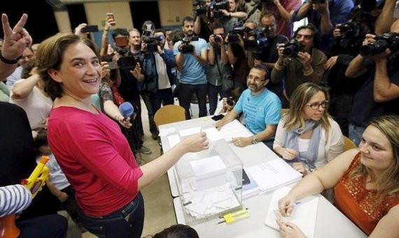 Ada Colau votando en las elecciones municipales de 2015 / EFE