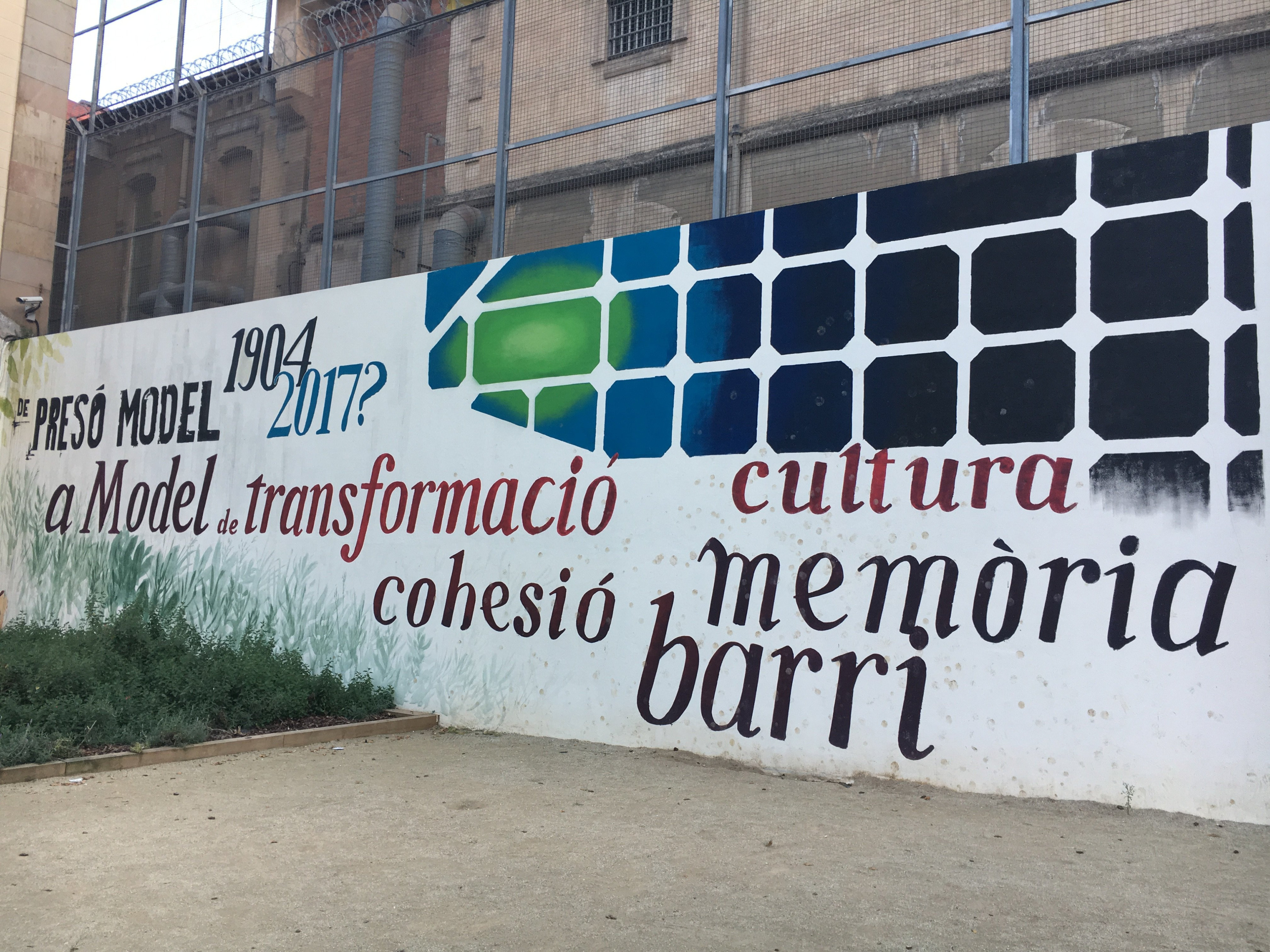 Mensaje pintado en uno de los muros de La Modelo / M.S