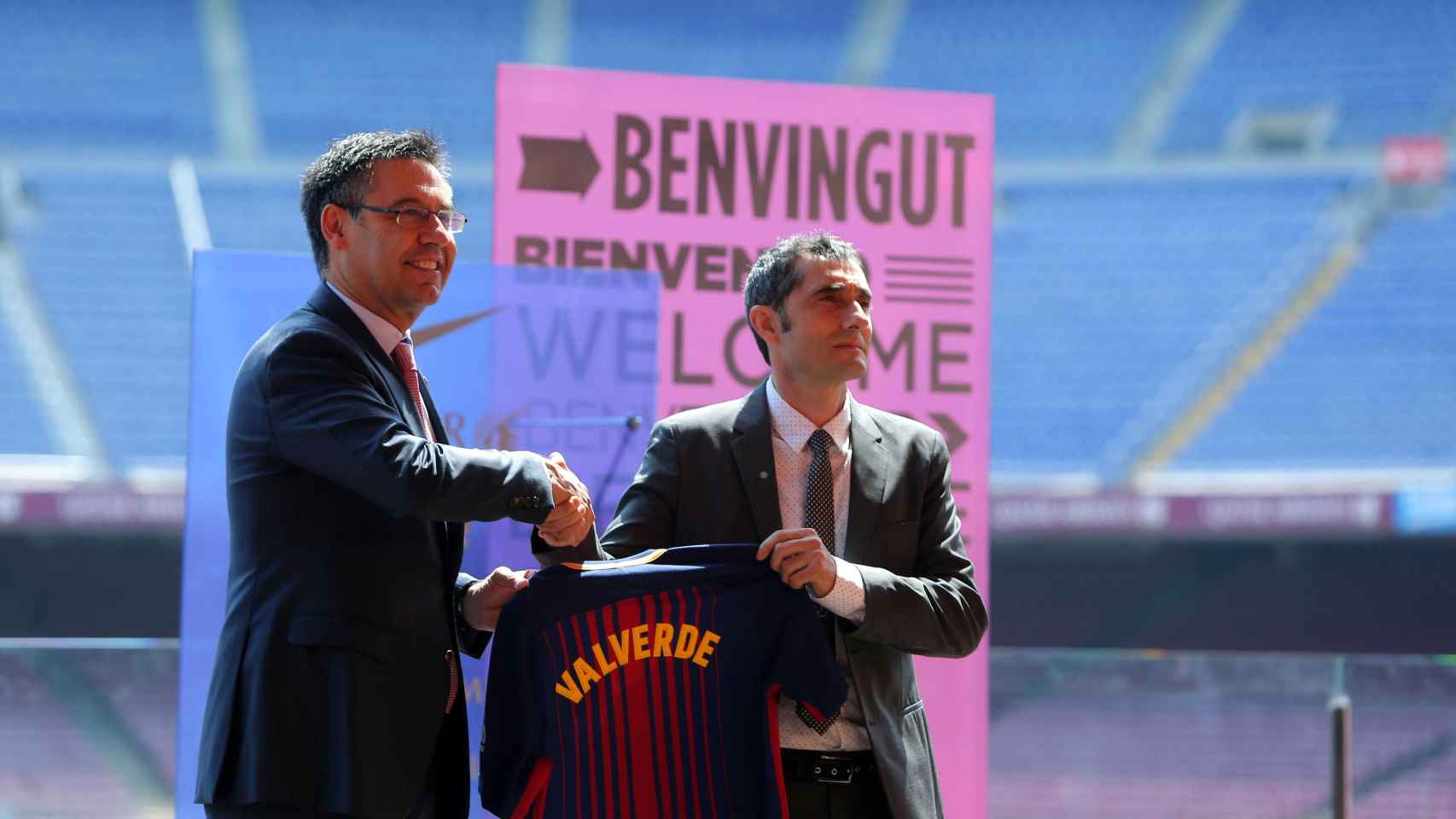 Ernesto Valverde, junto a Josep Maria Bartomeu, durante su presentación como nuevo entrenador / EFE