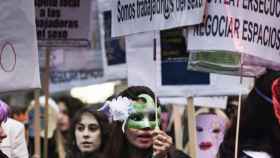 Un grupo de manifestantes a favor de la prostitución y de los derechos de las trabajadoras sexuales / EFE