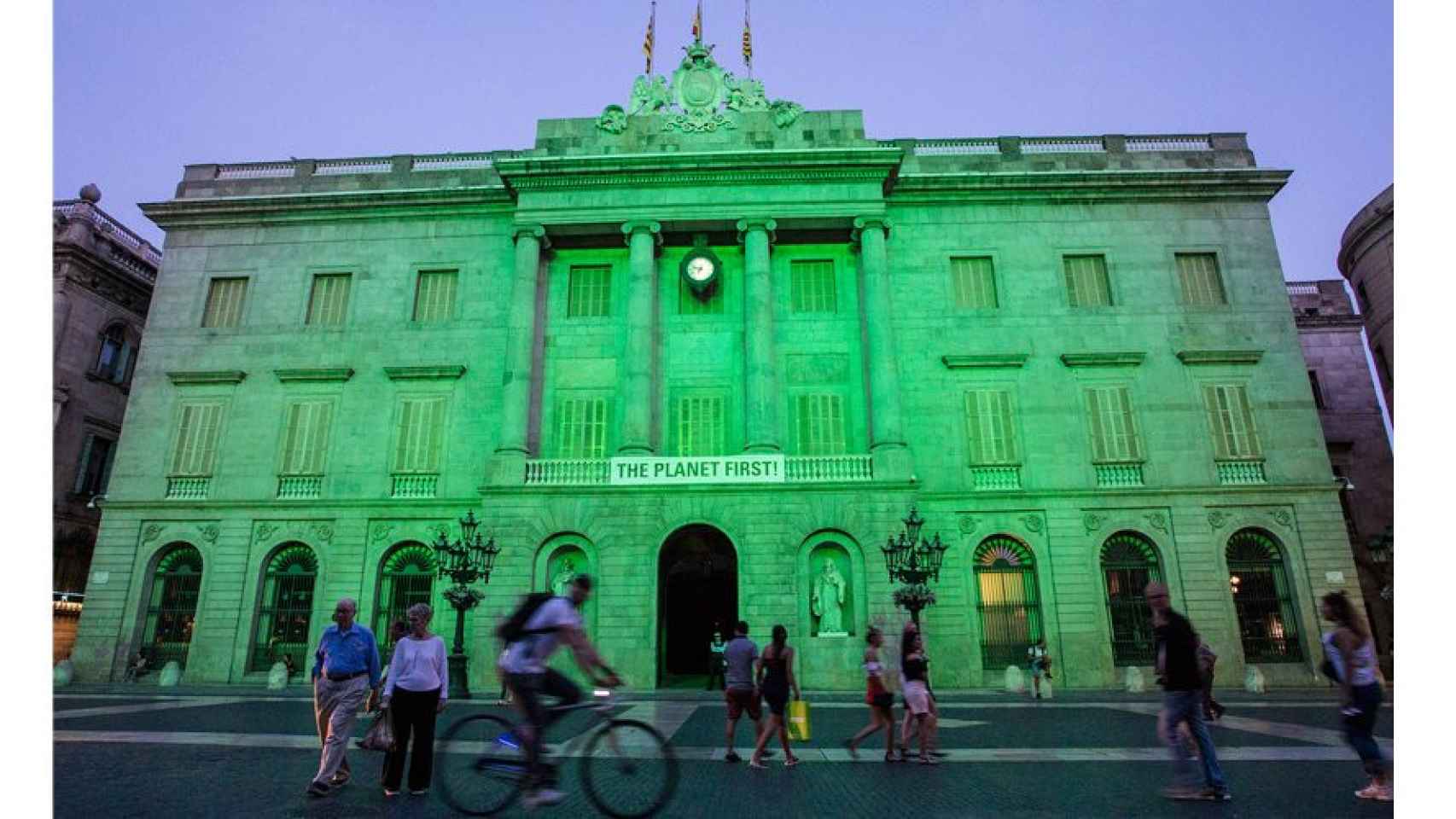 Imagen del Ayuntamiento iluminado de verde en favor del Acuerdo de Paris / Ajuntament