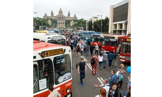 Exposición de buses históricos en la Av. M. Cristina / Ajuntament de Barcelona