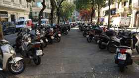 Motos aparcadas en la Via Agusta, cerca de la Diagonal / XFDC