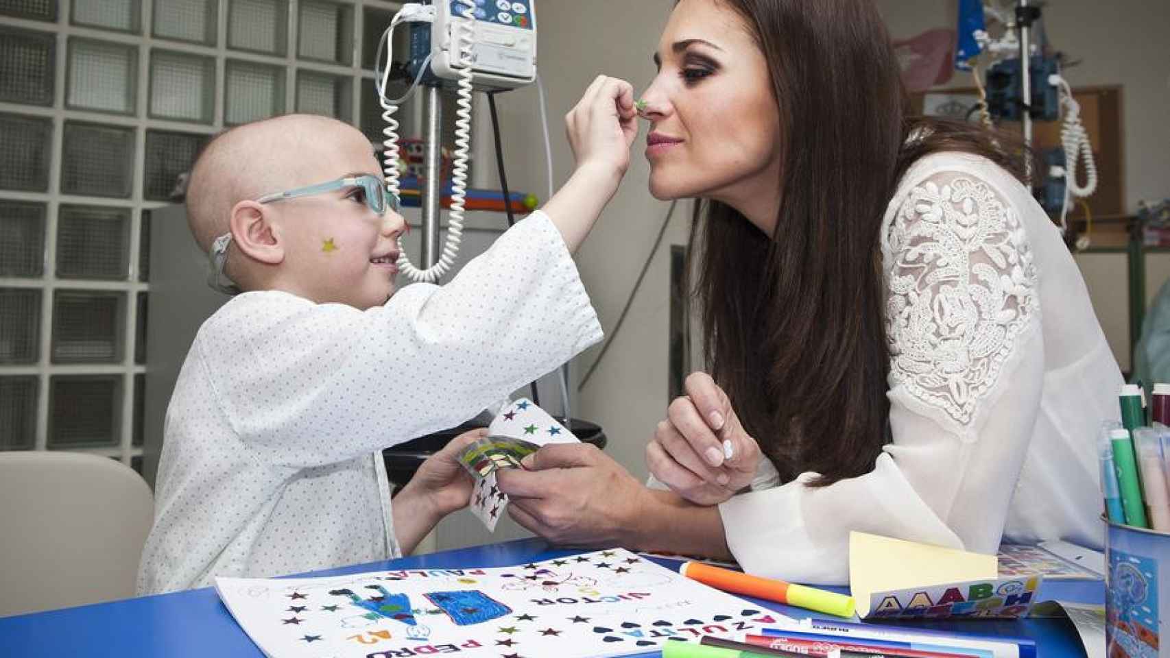 Víctor, paciente de leucemia de 5 años, y la actriz Paula Echevarría en la Semana contra la Leucemia de 2014 / FUNDACIÓN JOSEP CARRERAS