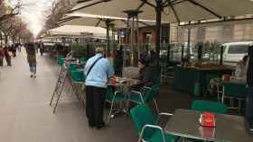 Mendigo pidiendo limosna en una terraza de Rambla Catalunya / PA