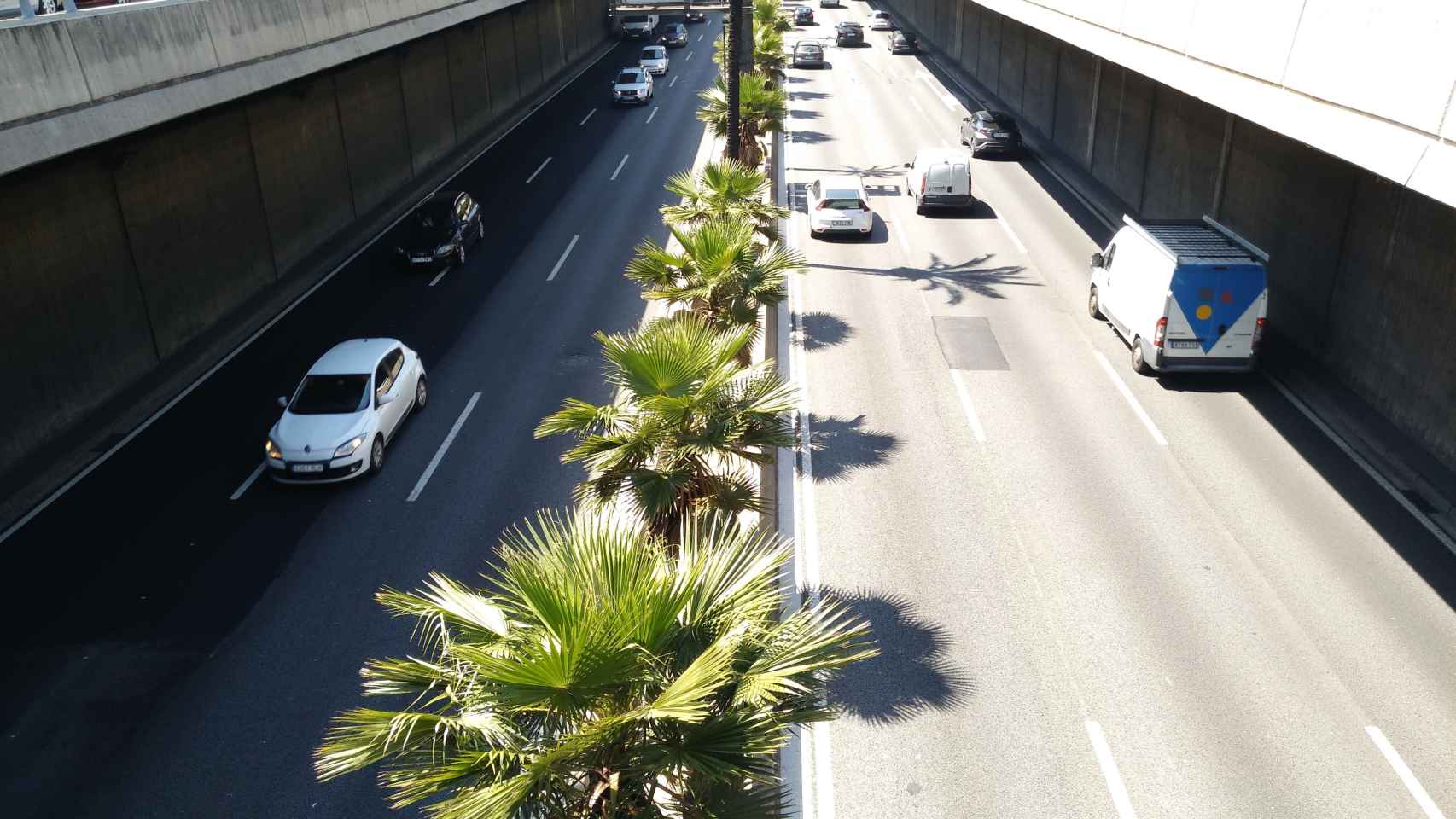 El Ayuntamiento ha presentado a los vecinos los proyectos para cubrir la autopista urbana más famosa de Barcelona / PA