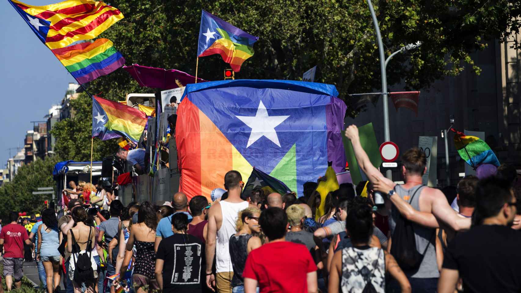 El orgullo LGTBI en las calles de Barcelona / EFE - QUIQUE GARCÍA