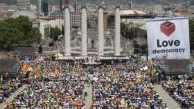 La concentración a favor del referéndum se ha celebrado ante el Monumento de las Cuatro Columnas de Puig i Cadafalch / EFE/Marta Pérez