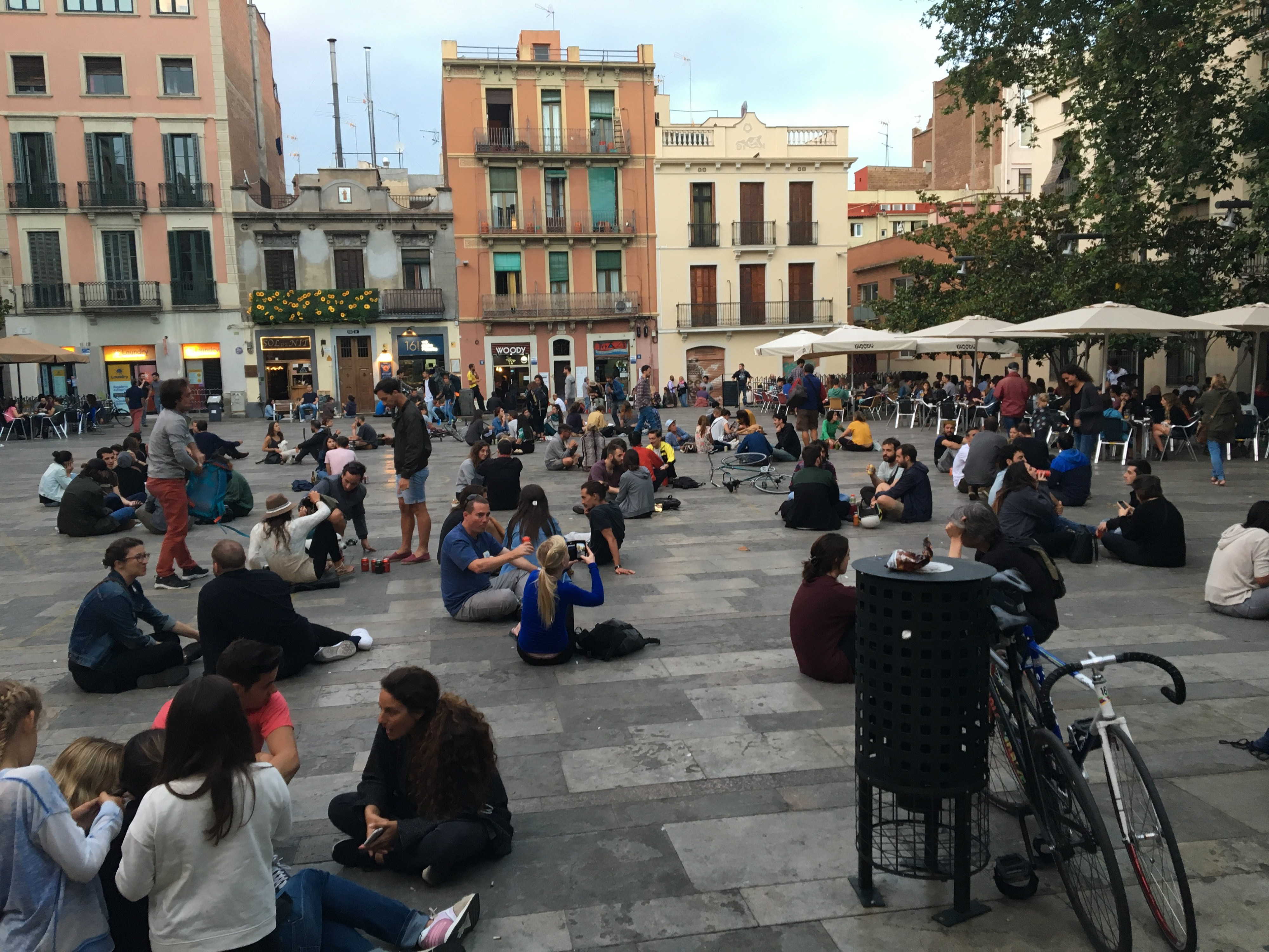 La plaza del Sol, en Gràcia, está llena desde media tarde hasta la madrugada / XFDC