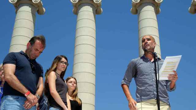 El ex entrenador del Barça, Josep Guardiola, leyendo el manifiesto en junio / EFE