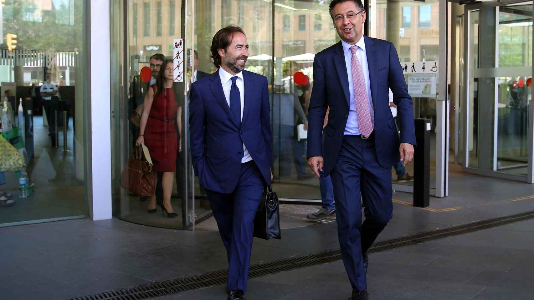 Bartomeu, junto a su abogado, José Ángel González Franco, sale de la Ciudad de la Justicia / EFE