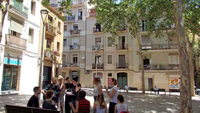 Jóvenes en la plaça del Raspall / David Bigorra