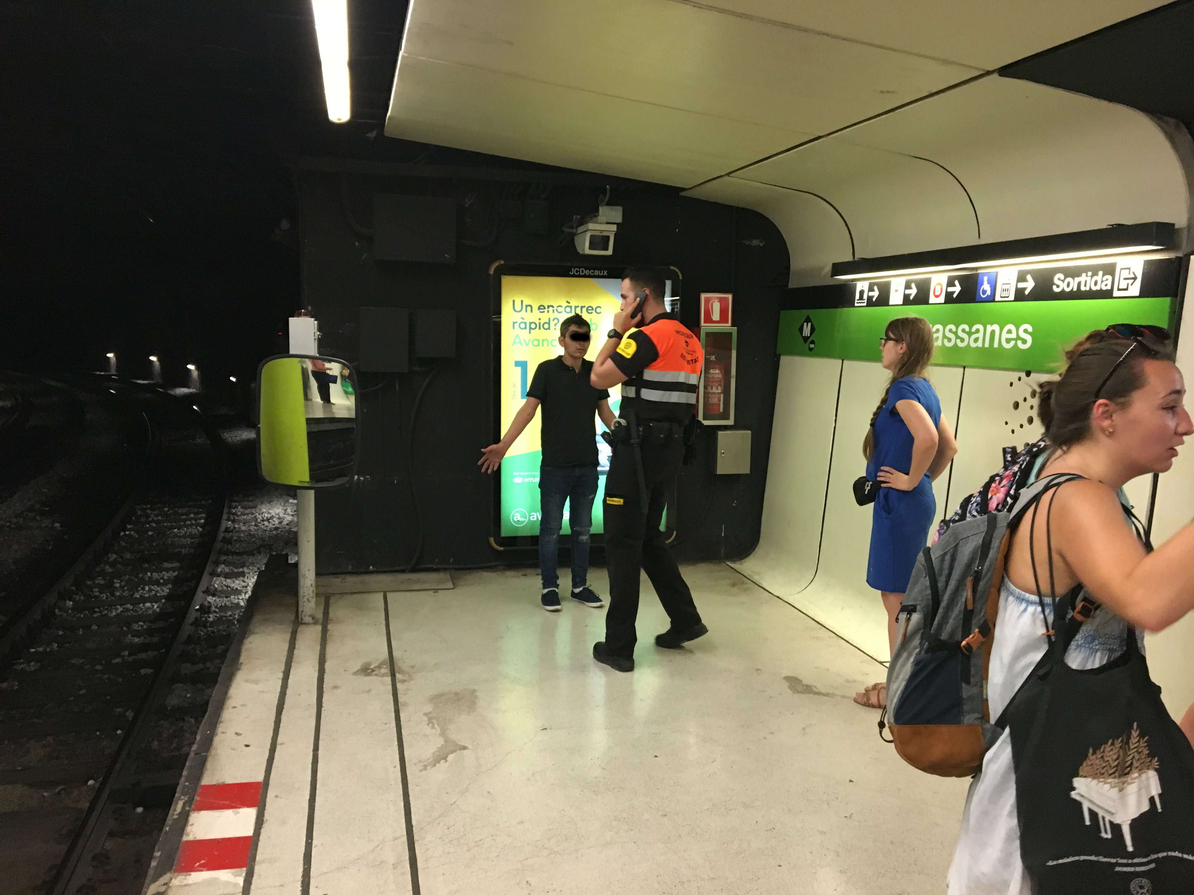 Detención de un supuesto carterista en la parada de metro de Drassanes / PABLO ALEGRE