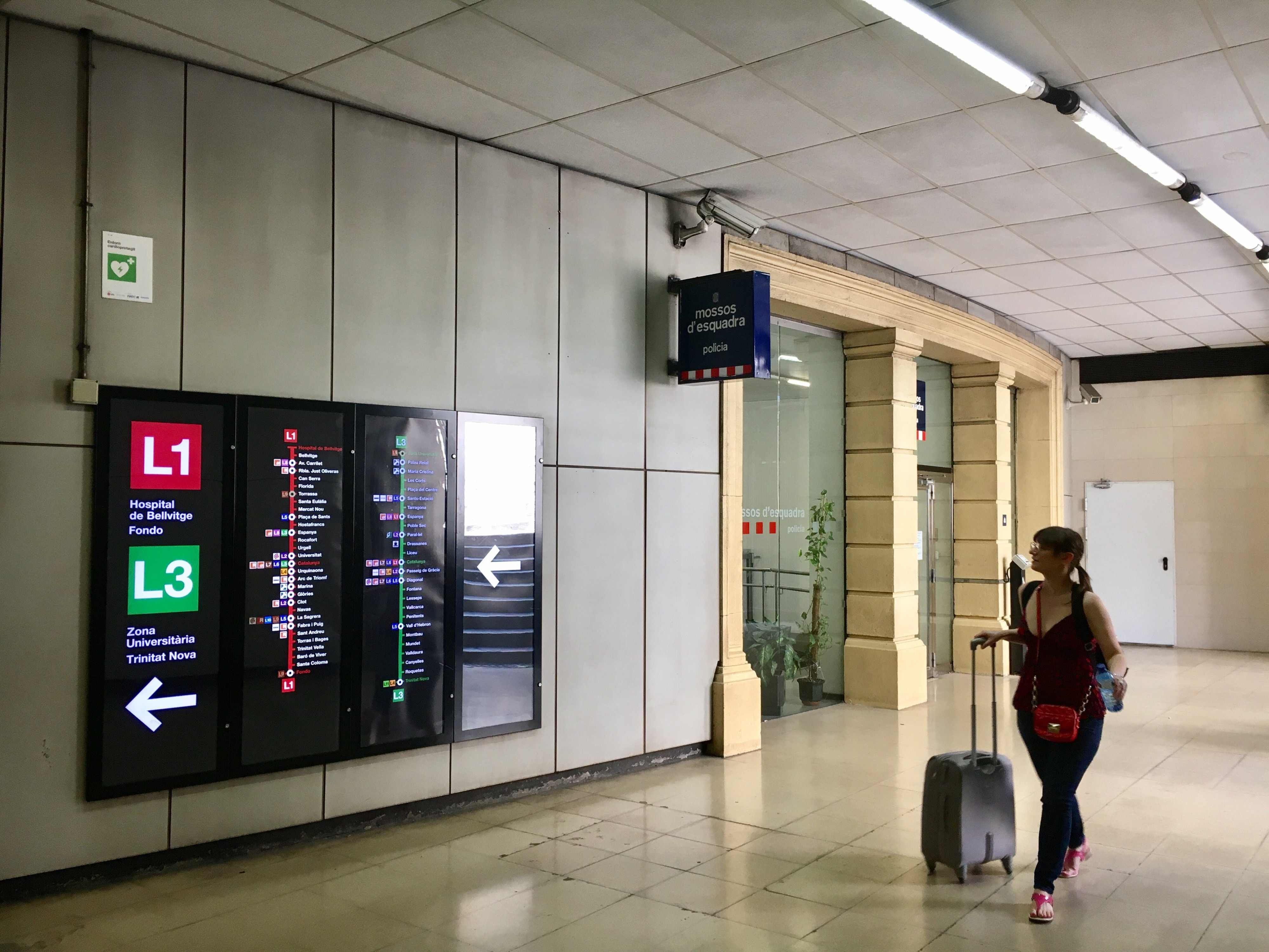 Comisaría de los Mossos en la parada de metro y tren de plaza Catalunya / M.S.