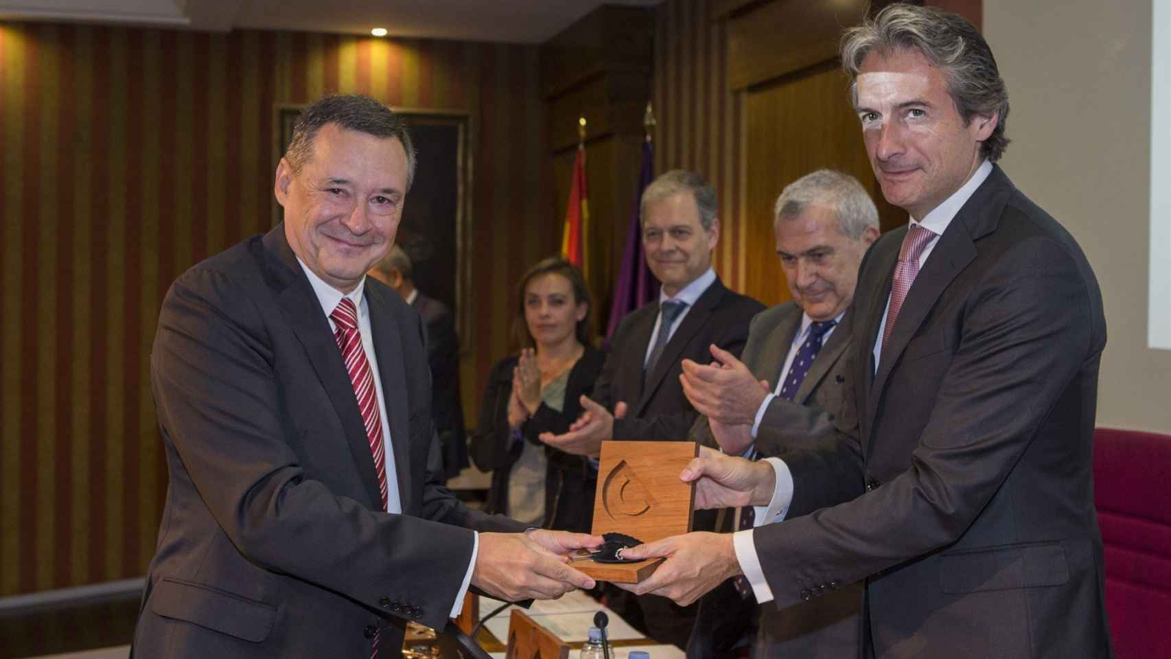 El presidente ejecutivo de Aigües de Barcelona, Ángel Simon, junto al ministro de Fomento, Íñigo de la Serna / EP